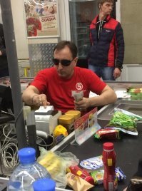 А сзади телохранитель!