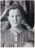 А у нас были римляне? Ну ок.
Прежде чем писать глупости свои хоть мозг включай, хотя с ним наверное проблема.
Начну по порядку:
-девочки в 16 лет в СССР и сейчас не отличаются ничем кроме одежды и косметики(воспитание и прочее не учитываю)
Восемнадцатилетняя Зоя Космодемьянская, фото перед расстрелом в 1941 году:

В 12 лет и сейчас бы вполне выдавали, если бы не нормы морали и опасение за здоровье "мам". Тем не менее в 12-14 лет вполне и сейчас рожают, не говоря про 16-18.
Рост наполеона 169 если что. Даже сейчас таких "великанов" полно. Рост Александра 3, 193см. Он родился через 20 лет после смерти наполеона. Резко скакнула нация, ага. Хотя не, перевели неправильно см в конце 19 века, ага.
"Почему он не мог иметь рост 150-160. для его времени это гигант (как его и описывали крестьяне, которые не доедали и имели рост ещё ниже 140)"
Потому что рост Петра два метра, а не 150, где ты только эти бредни окопал. Какие в задницу средние 140 см роста.
Что такое английский лук в курсе?
"Поднятые в 1982 году с затонувшей в 1545 году каракки Генриха VIII (1509 1547)  Мэри Роуз  английские длинные луки помогли подробно изучить этот тип средневекового оружия. Луки в основном делались из цельного куска тиса, благодаря чему они почти не уступали композитным лукам. Использовались и другие породы древесины (вяз, ясень, орешник, дуб), но такие луки были значительно менее эффективны, чем тисовые[2].
Длина английского лука составляла от 1,7 до 2,1 м."
А это за 200 лет до Петра.
В 1500-е лук был до 2 метров в размере, так и вижу: метровый лучник держит в руках 2-х метровый лук, стреляет
Хрен с ним с англией, Россия:
Новгородский краеведческий музей:
"Меч. Автор неизвестен. XIII-XIV вв., Великий Новгород . Чёрный металл; ковка. 99,3х16,3 см."
13-й пилять век. Метровый одноручный мечь, который носится на поясе людьми ростом 110 см, ага

На твой тупой высер: это же двуручник отвечаю. Ширина 16 см- это гарда, визуально прекрасно видно что ручка, за которую держится меньше этих 16 см=> две руки туда тупо не влезут.
Все эти бредни про 120-ти см рыцарей, пошли от какого то чудика, который посчитал детские и выставочные(тупо интерьер) доспехи за реальные боевые.
Вот кстати 14 век, сапог:
"Сапог. Автор неизвестен. XIV в.; Великий Новгород. Кожа домашнего животного; дубление, сшивание. 42,5х27,5х10 см."
 Вполне себе 27-ми см подошва и полуметровые сапоги. Наверное заколенники 110-ти см великанов
Короче не пиши бредни. Ты смешон.