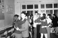 Я сам "молодеж 80-х" Хз что ты там себе напридумывал, но что тогда 16-ти летнии что сейчас не отличаются глобально.
70-е


80-е


90-е

Разные прически, отсутствие косметики, нет "бл*дских" внешностей, чуть крупнее фигуры. ВСЕ. А так такие же.
Я замучился разбираться в твоих тараканах, будет что по существу, в чем различия 80-х и 00-х 16-тилеток - пиши.