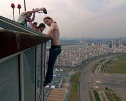 не экстремал, а д0л6оё6!!!
ппц, у меня сын растет, надеюсь к его взрослению эти дебилы уже посваливаются со своих крыш и мода на это пройдет таки...