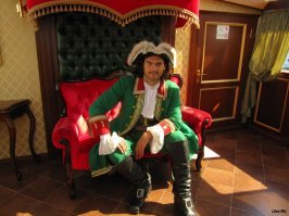 фут сегодня 30.48 - римский 29,5
Но не суть.
А теперь немного исторический данных дл школоты которая хихикает про отрицательный рост.
в средневековье люди были ниже ростом (рыцари 155-160 см, судя по доспехам) - считается доказанным.
В Древнем Риме средний рост мужчин был 165-175 см. Рост Рамзеса II был 210 см. Средний рост у древних греков - 180 см. 
Для античности - средний мужской (женщин находили мало, и их не внесли в список) рост в 5-1 веках до н.э. - 177см, 1-2 века н.э. - 174-175см, 3-4 века - 175см, 5-6 века - 169-172см, 7-8 века - 172-173см, 9-10 века 168-172 см..
Т..е идет постепенное снижение с почти 2 метров вниз (может и трех метровые были и строили пирамиды)
В Северной Европе существует тысячелетняя статистика роста солдат. А в солдаты брали само собой не задохликов.
Карл Великий (император Священной Римской империи, 742 - 771 был ростом более шести футов (183 см - пер.), однако те, кто штурмовал Бастилию (Бастилия, крепость-тюрьма в Париже, была взята народным штурмом и разрушена 14 июля 1789 года) были в среднем пяти футов (152 см) роста, только офицеры, которые хорошо питались, были дюйма на три (7,5 см) повыше
И да вход в домик Петра 1.80 высота. там даже я не пройду. А на царе его любимые ботфорты.. Вот реально верите, что любил сгибаться при входе? при том что потолки высокие. и как объясните его личные вещи и мебель? на его диванчике сегодняшний взрослый мужик смотрится как на детском. Справа дверь))