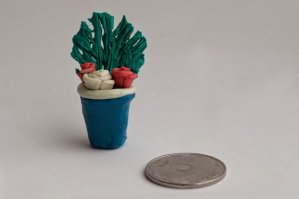 У меня дочка, когда ей было лет 10 увлекалась лепкой из пластилина. Никаких специальных инструментов. Только то, что есть под рукой. 

Диаметр монеты 24 мм.