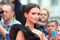 Актриса же - таким всё можно :)

Кста, сильно похожа на Winona Ryder: