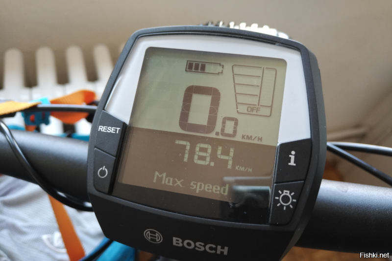 Смотря где. Максималку я развивал 78.4 км/ч, там где можно было 30. Сделал всего 1 раз. Если дорога чистая, то думаю 50-60 км/ч, именно с такой скоростью я еду, нормально. Больше этой, по правде сказать страшновато. Но рекорд в почти 80 км/ч остался :)