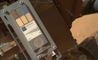 Для любителей разоблачить коварную НАСУ: на каждом марсоходе стоят калибровочные пластины для правильной настройки камер.