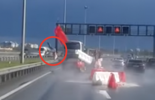 "...как ни вглядывался, так водителя автобуса и не увидел. Его, вероятно, под автобус отбросило..."
Ничего себе ты глазастый.