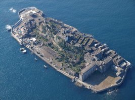 Остров Хасима (Gunkanjima)   один из 505 необитаемых островов в префектуре Нагасаки в Японии, который расположен примерно в 15 километрах от самого Нагасаки. Жизнь на острове забурлила в 1890 году, когда компания Mitsubishi купила остров и запустила в его окрестностях проект по добыче угля со дна моря. В 1916 на острове появилось первое большое бетонное здание с квартирами для работников и защиты их от ураганов. Площадь острова   6.3 гектара, его длина с севера на восток равна 480 метров, а с востока на запад   160 метров.
 
В 1959 году население острова значительно увеличилось и достигло плотности 835 человек на один гектар, что является одной из самых высоких плотностей населения в мире из когда-либо зарегистрированных. Когда в 1960-х годах нефть стала вытеснять уголь из промышленности страны, угольные шахты стали массово закрываться по всей Японии, и остров Хасима не стал исключением.

В 1974 году Mitsubishi официально объявила о закрытии всех угольных шахт. На сегодняшний день остров Gunkanjima (Гункандзима) превратился в призрак   пустой и полуразрушенный, к тому же его посещение строго запрещено.