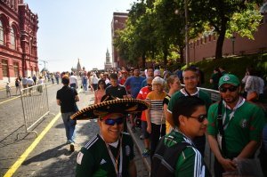 Вот кто спел под фонограмму людей Марсельезу  и Интернационал!
Остальные - просто неудачники