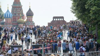 Вот кто спел под фонограмму людей Марсельезу  и Интернационал!
Остальные - просто неудачники