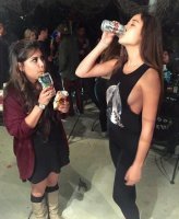 7. Сок или газировка?

В чём принципиальная разница? И сок и газировка вредны для здоровья. Это приблизительно то же самое, как две девушки у одной из которых бутылка водки, а у другой бутылка коньяка. Разница, конечно, есть, но не принципиальная.