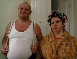 Веселуха была. Комнатюлька 12 м  (жена, ребенок и я типа папа). 
"Умные" соседи, - один мууудак толчок масляной краской покрасил (хотя и в армии не служил, - такими рождаются).