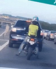 Заметьте не едет в междурядье, а стоит в пробке. Уважуха, а то задолбали эти хрусты