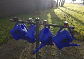 99.9% это на кладбище, леечки для полива, обычно располагаются возле колонки, но не всегда возвращаются на место, просто ставят где поставится и всё