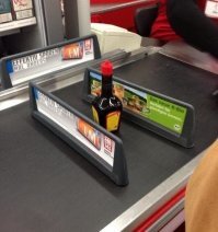 А при чём тут личное пространство???  Это разделение товара на кассе))))