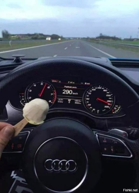 Думаю что и в России можно тоже есть мороженное за рулём, но при скорости автомобиля за 80 км, крепче держись за баранку-баран