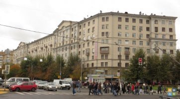 Жил, на  улица Трофимова дом 35/20. Шестиугольная здоровая комната, 53 кв.м. Соседи прикольные, художники муж и жена и две девчонки с мамкой, по коридору, на велике кататься можно было.