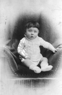 Аффтары этого фильмЭца - деревянные мудаки. Адик, при своем рождении в 1889 году носил фамилию Шикльгрубер. И муттер его была матерью-одиночкой ... Бедное дитятко ...