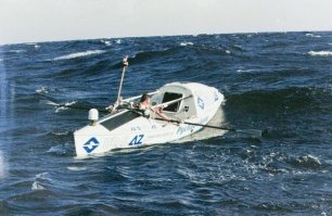 Да чтоб мне так скучно жилось как некоторым одиночкам)))))
Фёдор Фили ппович Ко нюхов (род. 12 декабря 1951)
Первый в мире человек, который достиг пяти полюсов Земли:
-Северный географический (трижды)
-Южный географический
-Полюс относительной недоступности в Северном Ледовитом океане
-Джомолунгма (полюс высоты)
-Мыс Горн (полюс яхтсменов)

Первый россиянин, которому удалось выполнить программу  Большой шлем  (Северный полюс, Южный полюс, мыс Горн, Джомолунгма).

Первый в СНГ закончил программу 7 вершин, побывав на вершинах всех частей света (в том числе Азия   Джомолунгма, Европа   Эльбрус).

Пересёк в одиночку Атлантический океан на гребной лодке УралАЗ с мировым рекордом в 46 суток 4 часа (в категории  автономно ).

Первое в истории России одиночное кругосветное плавание на яхте без остановок (1990 1991 год). Конюхов также единственный из представителей бывшего СССР, кто принимал участие в престижнейшей кругосветке яхт-одиночек Vendée Globe (до финиша не дошёл, совершил остановку в Австралии, Сидней).

Рекордсмен парусного похода Antarctica Cup Race Track вокруг Антарктиды в классе яхтсмен-одиночка.

Пересёк в одиночку Тихий океан на гребной лодке К9 (Конюхов 9 метров   длина лодки) с мировым рекордом в 159 суток 14 часов 45 минут.

23 июля 2016 года завершил рекордное кругосветное путешествие на воздушном шаре фирмы Cameron Balloons Ltd. высотой 52 метра и весом 10 тонн: по минимальному времени путешествия (268 часов 20 минут), максимальной дистанции перелёта (35 168 км)[21], максимальной высоте полёта в кругосветном путешествии (около 10,6 тысяч метров)[7]. Прошлый рекорд принадлежал американцу Стиву Фоссетту, его перелёт занял 13 дней. Первым в мире облетел земной шар с первой попытки[22]. Награждён титулом FAI Пилот Года 2016.[23]

9 февраля 2017 года вместе с мастером спорта по воздухоплаванию Иваном Меняйло побил мировой рекорд по времени беспосадочного полёта на полностью тепловом аэростате   воздушном шаре  Бинбанк Премиум . Полёт продолжался 55 часов 15 минут, было пройдено расстояние более 1000 км[24]. Предыдущий рекорд был установлен в 1997 году японцами Мичио Канда и Хиразуки Такезава[25].