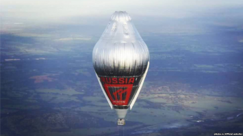 Да чтоб мне так скучно жилось как некоторым одиночкам)))))
Фёдор Фили ппович Ко нюхов (род. 12 декабря 1951)
Первый в мире человек, который достиг пяти полюсов Земли:
-Северный географический (трижды)
-Южный географический
-Полюс относительной недоступности в Северном Ледовитом океане
-Джомолунгма (полюс высоты)
-Мыс Горн (полюс яхтсменов)

Первый россиянин, которому удалось выполнить программу  Большой шлем  (Северный полюс, Южный полюс, мыс Горн, Джомолунгма).

Первый в СНГ закончил программу 7 вершин, побывав на вершинах всех частей света (в том числе Азия   Джомолунгма, Европа   Эльбрус).

Пересёк в одиночку Атлантический океан на гребной лодке УралАЗ с мировым рекордом в 46 суток 4 часа (в категории  автономно ).

Первое в истории России одиночное кругосветное плавание на яхте без остановок (1990 1991 год). Конюхов также единственный из представителей бывшего СССР, кто принимал участие в престижнейшей кругосветке яхт-одиночек Vendée Globe (до финиша не дошёл, совершил остановку в Австралии, Сидней).

Рекордсмен парусного похода Antarctica Cup Race Track вокруг Антарктиды в классе яхтсмен-одиночка.

Пересёк в одиночку Тихий океан на гребной лодке К9 (Конюхов 9 метров   длина лодки) с мировым рекордом в 159 суток 14 часов 45 минут.

23 июля 2016 года завершил рекордное кругосветное путешествие на воздушном шаре фирмы Cameron Balloons Ltd. высотой 52 метра и весом 10 тонн: по минимальному времени путешествия (268 часов 20 минут), максимальной дистанции перелёта (35 168 км)[21], максимальной высоте полёта в кругосветном путешествии (около 10,6 тысяч метров)[7]. Прошлый рекорд принадлежал американцу Стиву Фоссетту, его перелёт занял 13 дней. Первым в мире облетел земной шар с первой попытки[22]. Награждён титулом FAI Пилот Года 2016.[23]

9 февраля 2017 года вместе с мастером спорта по воздухоплаванию Иваном Меняйло побил мировой рекорд по времени беспосадочного полёта на полностью тепловом аэростате   воздушном шаре  Бинбанк Премиум . Полёт продолжался 55 часов 15 минут, было пройдено расстояние более 1000 км[24]. Предыдущий рекорд был установлен в 1997 году японцами Мичио Канда и Хиразуки Такезава[25].