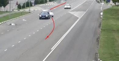 Не рассчитал скорость приближения, сбросил скорость и резко повернул. Было бы странно если жопу не занесло. Тормозить надо перед маневром и потом уже газом выводить из заноса. Шашочник.