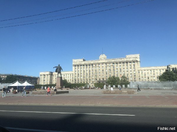 Это здание что ни на есть советского периода. "Дом Советов". Вообще планировалось центр города переносить сюда, вместо с правительством.