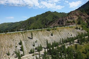 А ведь власти города знали что живут не на равнине! Могли бы и побеспокоиться о строительстве защитных сооружений. В Союзе и то про людей побеспокоились. Построили в Медео защитные каскады и плотину. А вот буржуям наплевать на людей!