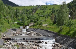 А ведь власти города знали что живут не на равнине! Могли бы и побеспокоиться о строительстве защитных сооружений. В Союзе и то про людей побеспокоились. Построили в Медео защитные каскады и плотину. А вот буржуям наплевать на людей!