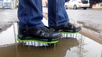 Для передвижения по наливному полу подобную приблуду использую)