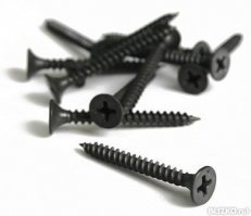 Сломала стереотипы. Бабушка разгромила детскую площадку ради автостоянки