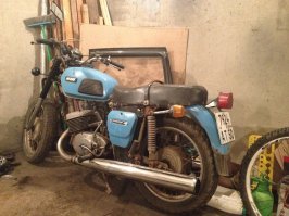 Я до сих пор его так и не доделал - и зажигание сменил на электронное, карбюратор новый поставил и генератор новый купил. Чего-то он на ходу глохнет, зараза такая, видно электрика в конец сгнила, а свежекупленная не подходит.