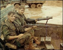 На первой, с Ларой, H&K UPS Match и SIG SAUER P226 

На последней, с Терминатором, вполне обычный американский ручной гранатомет М79