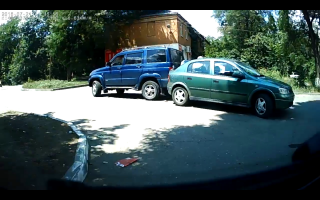 тю... Вот. Один выезжал со двора - задом. Другой со стоянки - тоже задом. Каждый(!) посмотрел на дорогу, убедился, что никто не едет... в результате - удачная вязка, как говорят собаководы.