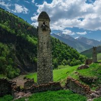 Камней в горах много, на Кавказе немало таких заброшенных селений, вот это в Ингушетии: