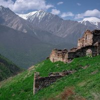 Камней в горах много, на Кавказе немало таких заброшенных селений, вот это в Ингушетии:
