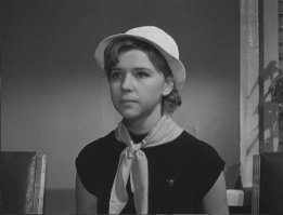 Прожил короткую и яркую жизнь. Настолько яркую, что мы сейчас нежно вспоминаем этого прекрасного человека. Снялся в запомнившихся фильмах, родил двоих детей, никому не перешел дорогу, ни на кого не писал доносы, никого не подсидел. Это ли не доказательство, что человек прожил жизнь не зря? Вот нас с вами вряд ли вспомнят через пол века. Обожаю его дочь. Жаль, что ушла из профессии.