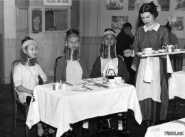 Англия. 1935 год. Девушки из Бирмы пьют чай.