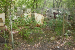 Не любовь к мёртвым, а умение хранить память о тех, кто уже ушёл.
Лучше когда так? Да?