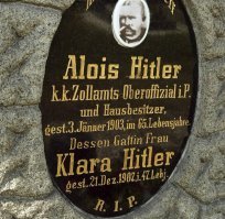 садись - кол.
aus der dritten Ehe des Zollbeamten Alois Hitler mit Klara Hitler. Мать одиночка! По ходу его родители (мама и папа) не в курсе что он был сыном матери одиночки.
в 2012 году только их могилу в Австрии снесли. 
Хоспади

лучше историю учить надо!
Гитлер считал своего отца (которого якобы не было) тоталитарным и жестоким. А так то- да. Мать одиночка