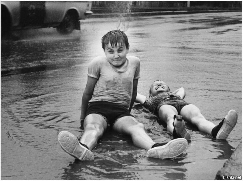 Только либероте и антисоветчикам не показывайте, а то скажут что "в совке дети вынуждены были мыться только под дождём, оттого и счастливы!" 
А на самом деле - это были самые беззаботные и счастливые дети на земле.