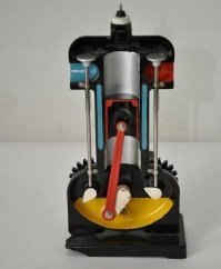 Я не увидел здесь никакого ДВС.
Я вижу электродвигатель, который раскручивает убогое подобие модели ДВС.
Ни уму, ни сердцу. Не видно, как работают поршни, как работает ГРМ, как возвратно-поступательное движение поршня при помощи кривошипа превращается во вращательное.
У нас на уроках физики 42 года назад была замечательная (не убогая, как здесь на видео, а замечательная!) модель нижнеклапанного ДВС.
Приводилась в действие она вручную. Кстати, электродвигатель здесь абсолютно не нужен, поскольку надо успеть рассмотреть все движения всех движущихся частей механизма.
Вот тут действительно всё было, как на ладони.
И очень понятен смысл 4-х тактов рабочего цикла.
А это... так, для баловства ради, но не пользы для