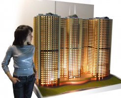 Да навряд ли инсталляция полностью состоит из монет!
Скорее всего внутри макет здания, а снаружи в 1-2 ряда выложены монетки