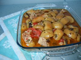 Авторы таких постов просто копипастят, не утруждая себя. А ведь уже давно, больше 20 лет, в поваренных книгах многих хозяек есть ещё одно очень вкусное блюдо, благодарное своему появлению одной известной личности. В 1994 году одним из гостей программы "Смак" была Роксана Бабаян (молодежь, наверное, не знает, кто это, но в те годы это имя было хорошо известно всем гражданам бывшего СССР), которая поделилась рецептом собственного блюда, иронично назвав его "Мясо по-бабаяновски". Это название так и закрепилось за ним. 
Кстати, сейчас, когда появились свежие яблоки, помидоры и баклажаны, самое время готовить это по истине вкусное блюдо. Если вы его ещё не пробовали, то без труда найдёте рецепт в интернете. Приятного аппетита!