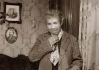 Честно,в таких случаях хочется выкинуть из страны таких д.лов.Ты русский?Живешь в России?Ну так говори НА РУССКОМ,если не немой.Как обезьяны,б.ть,вроде и понятно но какая-то х.ня слышна.