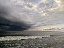 У нас вчера тоже интересно было. Конечно не столь эпично, но тоже весьма грозно и главное быстро. Всего за 15 минут эта "тучка" накрыла город, а до того солнышко, лето. (фото не мои)