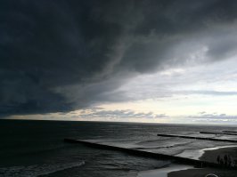 У нас вчера тоже интересно было. Конечно не столь эпично, но тоже весьма грозно и главное быстро. Всего за 15 минут эта "тучка" накрыла город, а до того солнышко, лето. (фото не мои)