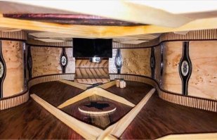 Гитара внутри как комната какая-то выглядит:)