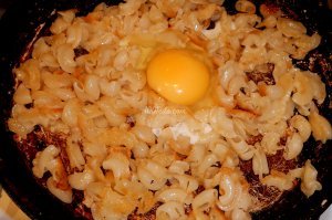 Кто не в курсе, но вчерашние макароны можно пожарить с яйцом на сковороде и это будет просто отменное блюдо! Можно добавить сыр или бекон, вобще охренеть можно будет