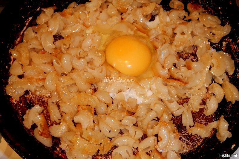 Кто не в курсе, но вчерашние макароны можно пожарить с яйцом на сковороде и это будет просто отменное блюдо! Можно добавить сыр или бекон, вобще охренеть можно будет
