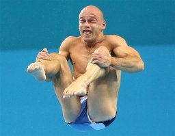 В Швейцарии отчаянные безумцы соревнуются в прыжках со скалы