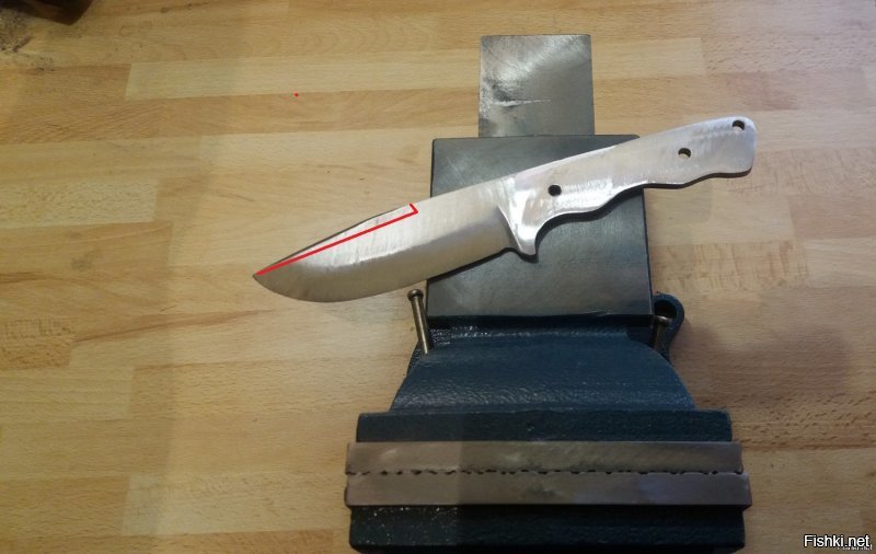 попробуй ещё сделать фальшлезвие в этом месте , должно  смотреться более агрессивно , только много не снимай , так -для вида. а вот после закалки - ободрать клинок , чтобы сохранились спуски - вспомнишь меня и хороший ленточный гриндер...:)